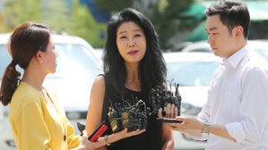 김부선 "14일 재출석" 일정 변경&hellip;경찰 "당황스럽다"