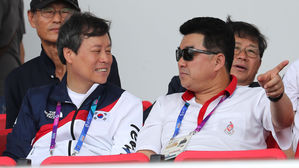 [슬라이드 포토] '무슨 이야기?'…南 장관-北 체육상, 나란히 단일팀 경기 관전