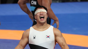 [속보] 레슬링 조효철, 붕대투혼&hellip;그레코로만형 97㎏급 금메달