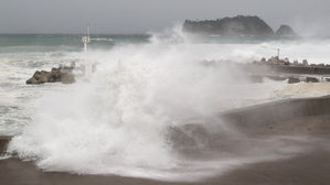 태풍 솔릭, 1명 실종&middot;1명 부상&hellip;1천 500개 학교 휴업