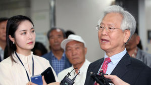 '문재인 공산주의자' 발언 고영주 무죄&hellip;"명예훼손 고의 없어"