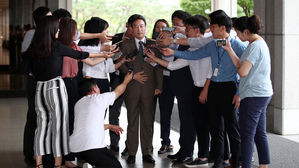 이규진 부장판사 검찰 출석&hellip;"한없이 참담하고 부끄럽다"