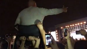 [영상pick] 콘서트 온 장애인 팬 위해 휠체어 번쩍 들어준 관객들