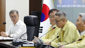 문 대통령, 규제혁신 일정 미루고 벙커로&hellip;태풍에 '총력 대비'