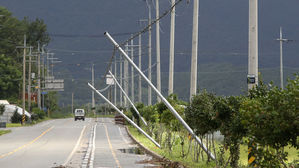 [현장 포토] 태풍 '솔릭'이 할퀴고 간 전남&hellip;"오늘 쉽니다"
