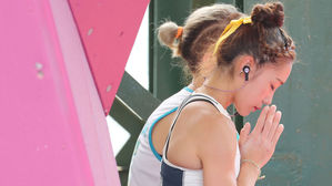 [슬라이드 포토] '클라이밍 간판' 김자인, 경기 전 두 손 모아 기도