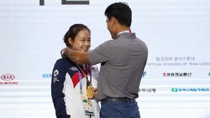 [포토] 아빠가 걸어주는 메달&hellip;금메달리스트 부녀 '흐뭇한 미소'