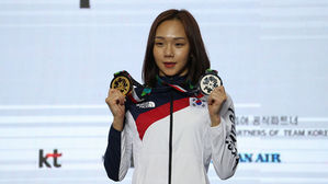 [슬라이드 포토] 한국 수영 자존심 세운 김서영 '아시아 최강자의 미소'