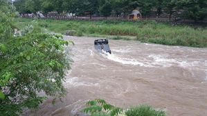 울산 계곡 급류에 승용차 휩쓸려&hellip;운전자 '기사회생'