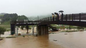 호우특보 속 경남 농경지 매몰&middot;제방 유실 피해