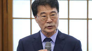 장하성 "소득주도성장 정책 속도있게 추진…모든 정책수단 동원"