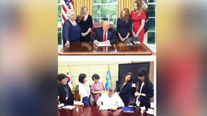 [고현준의 뉴스딱] '문 대통령-여성비서관 사진' 논란이 된 이유는?