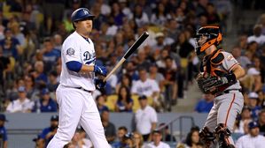 멀티히트 친 류현진, 127일 만에 시즌 4승