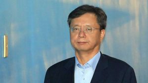 검찰, 우병우 수용실 압수수색&hellip;원세훈 재판 등 관여 의혹 수사