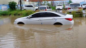 [현장 포토] '시간당 60㎜ 물폭탄' 순식간에 하천으로 변한 광주 도심