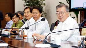 문 대통령 "국민연금, 국가 지급보장 명시해야"