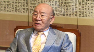 "알츠하이머 주장 전두환, 법정 나와라"&hellip;법원, 소환장 보내