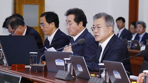 문 대통령 주재 국무회의서 '2019년도 예산안' 확정