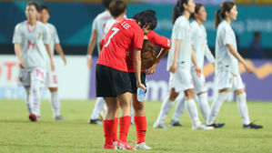 뼈아픈 자책골…여자축구, 일본에 져 결승 진출 좌절