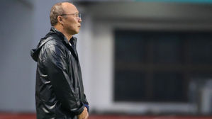 [슬라이드 포토] 한국과 운명의 4강전&hellip;기도하는 박항서 감독