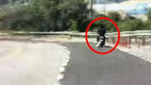 진돗개 오토바이에 매달고 주행한 70대 입건