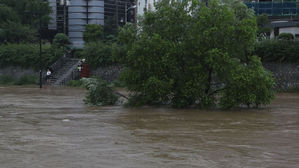 [현장 포토] 호우주의보 내린 경기&hellip;중랑천 범람 '사라진 다리'