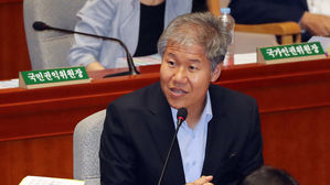 국회 예결위, 靑 여론조사 경비 자료 제출 공방에 몸살