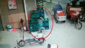 [영상pick] 뭔가 이상함에 뛴 아이…그 자리로 떨어진 콘크리트 덩어리