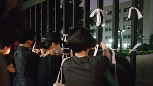 "시험문제 유출 의혹 낱낱이 밝혀야"&hellip;S여고 앞 첫 학부모집회