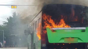 서울대 관악캠퍼스 달리던 시내버스 엔진서 화재