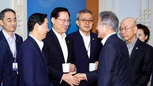 문 대통령, 교체 장관들과 만찬&hellip;장관들 "끝까지 업무에 최선"