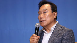 김광두, 문 대통령 면담&hellip;"소득 주도 성장 논쟁에 매몰돼선 안 돼"