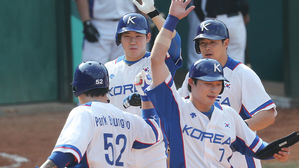 '박병호 쐐기포' 한국야구, 중국 꺾고 결승…은메달 확보