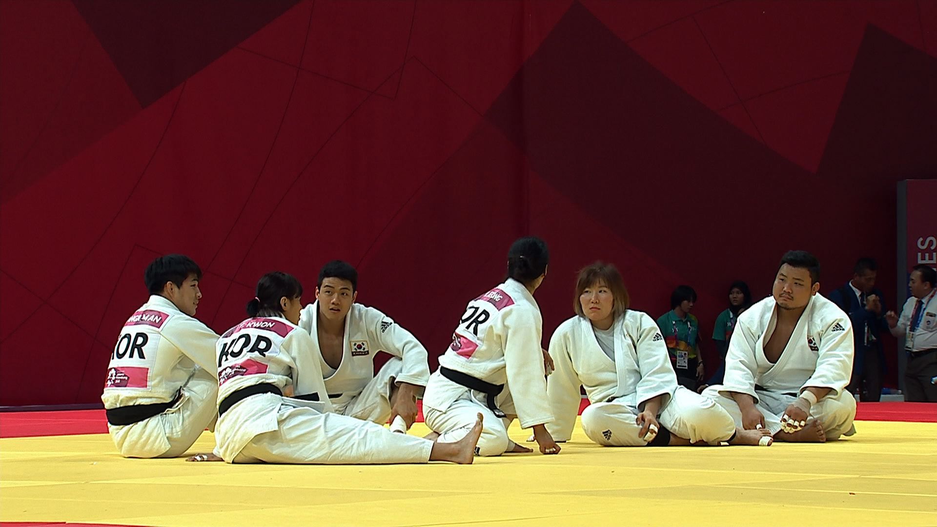 [영상] 한국 유도, 일본에 논란 끝 패배…매트 못 떠난 선수들