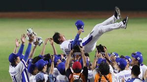 [슬라이드 포토] "숙적 일본 꺾었다!"&hellip;한국 야구 '금메달 환호'