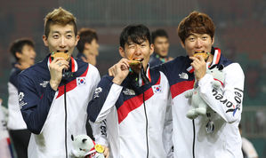 '캡틴' 손흥민 "금메달은 국민의 것&hellip;눈물도 조금 나왔어요"