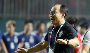 남자축구 2연패 일군 김학범 감독 "8강전 때 가장 힘들었다"