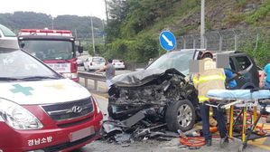 경남 고성서 SUV 차량 3대 잇따라 충돌&hellip;2명 사망&middot;6명 부상