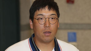 LG 김현수, 발목 부상으로 결장…"부기 심해 3일 후 재검진"