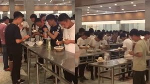 [뉴스pick] 학습량 늘린다며&hellip;급식실 의자 치운 고등학교 '논란'