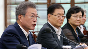 문 대통령 "한반도 평화정착 중요한 시기&hellip;특사단 파견의 이유"