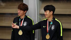 '주장' 손흥민 첫 우승 영광…앞으로 더 웃을 수 있기를 (풀영상)