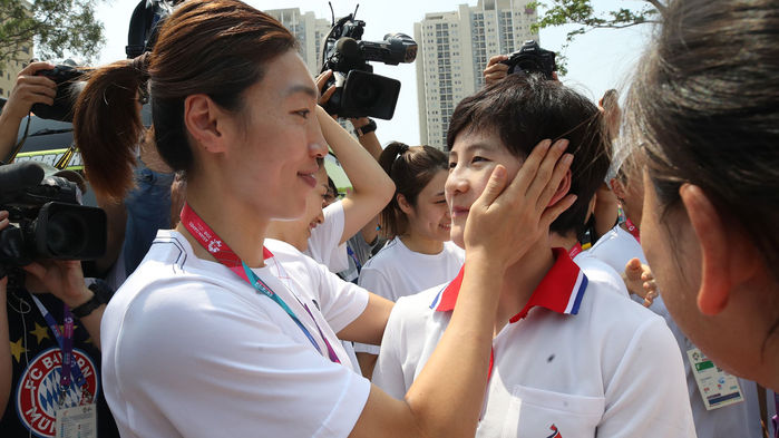 메인이미지  1 : 3일 오후 인도네시아 자카르타 2018 자카르타ㆍ팔렘방아시안게임 선수촌에서 여자농구 단일팀 주장 임영희가 북으로 떠나는 김혜연의 뺨을 만지고 있다.