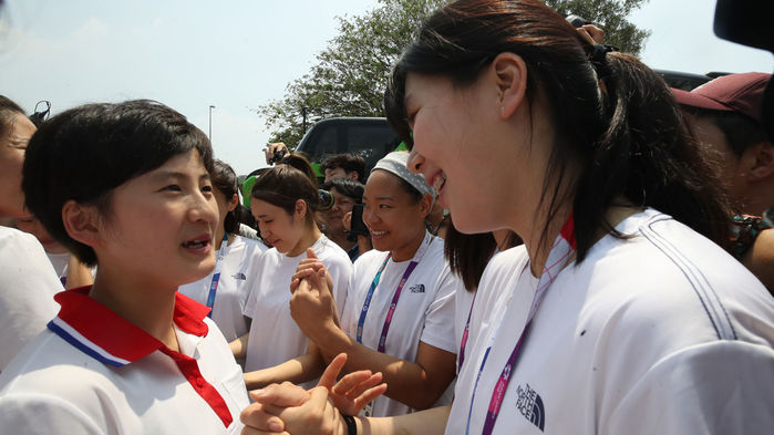 메인이미지  2 :  3일 오후 인도네시아 자카르타 2018 자카르타ㆍ팔렘방아시안게임 선수촌에서 여자농구 단일팀 선수들이 북한으로 돌아가는 김혜연의 얼굴을 만져주고 있다. 