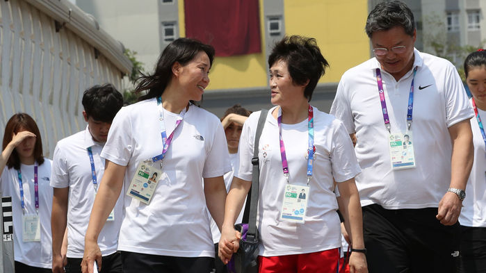 메인이미지  5 : 3일 오후 인도네시아 자카르타 2018 자카르타ㆍ팔렘방아시안게임 선수촌에서 여자농구 단일팀 하숙례 코치와 정성심 북측 코치가 손을 잡고 걸어나오고 있다.