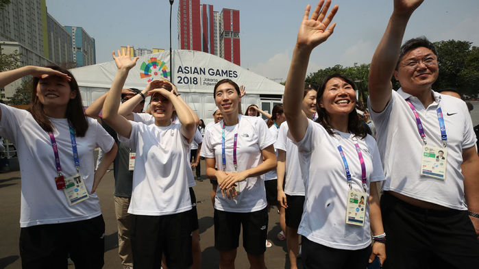 메인이미지  6 :  3일 오후 인도네시아 자카르타 2018 자카르타ㆍ팔렘방아시안게임 선수촌에서 여자농구 단일팀 선수들이 북한으로 돌아가는 북측 선수들을 향해 손을 흔들고 있다. 