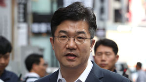 검찰, '불법 정치자금 의혹' 송인배 비서관 수사 착수