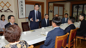 김경수 경남지사 "지역 기업 우대&middot;공무원 근무여건 개선" 약속