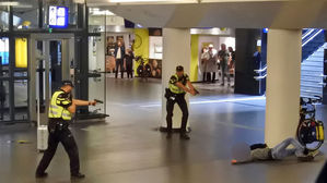 경찰 "암스테르담역 흉기 난동은 테러 목적"&hellip;2주간 구금 연장