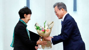 문 대통령, 최영애 신임 국가인권위원장에 임명장 수여